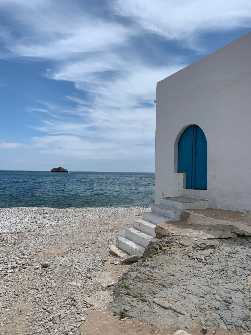Blauwe deur op strand Javea door aankoopbegeleiding en -bemiddeling Costa Blanca