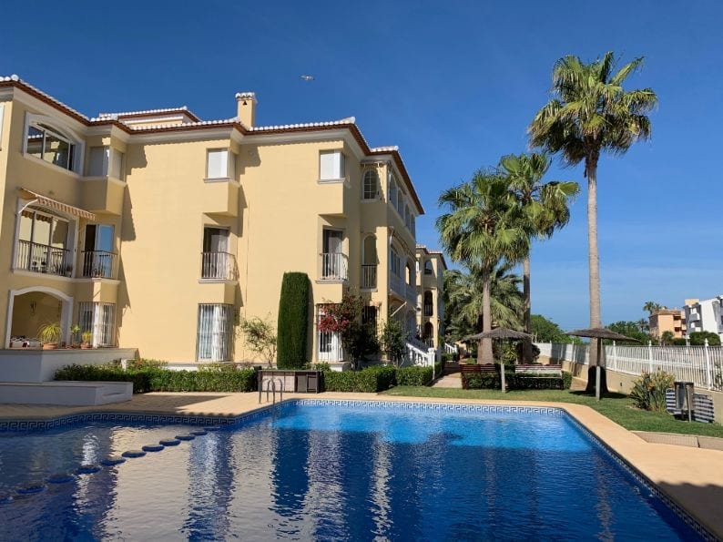 gele appartement complex vakantiewoning verhuren Spanje