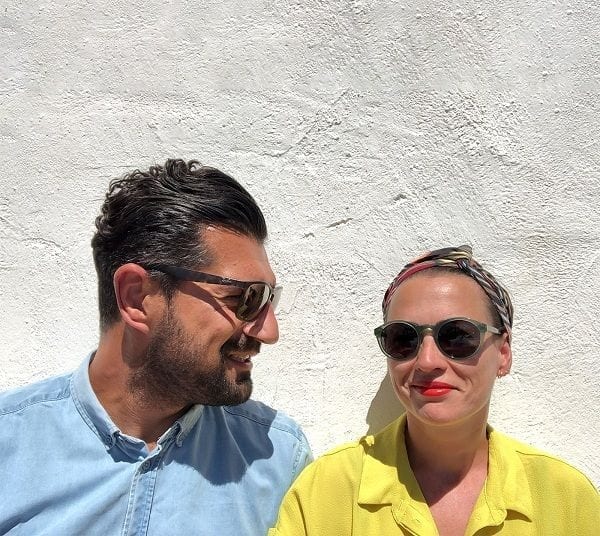 blije man in blauwe shirt en vrouw in gele shirt praten over Bed and Breakfast starten in Spanje
