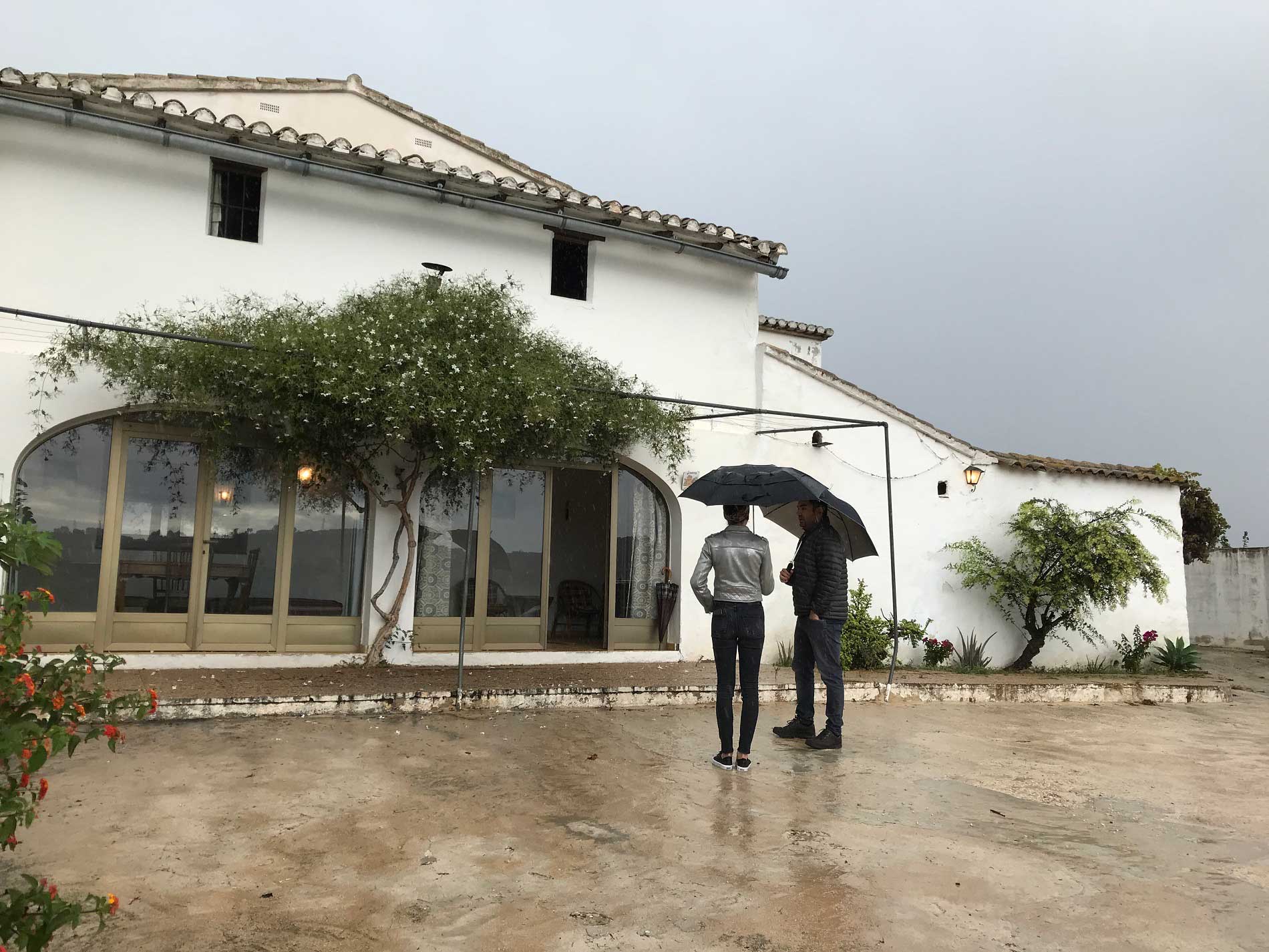 spaanse vakantiehuis bekijken in de regen