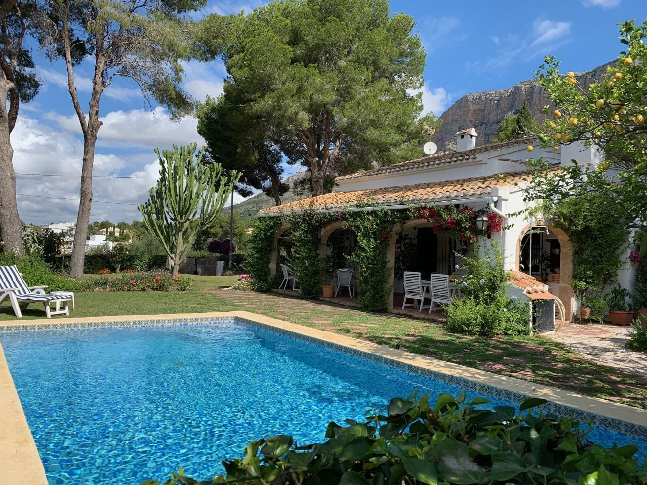 Tuin met zwembad van vakantiewoning verhuren Spanje
